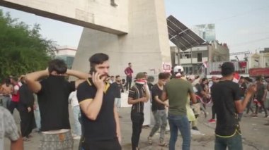 2019 'daki Irak protestolarında Irak hükümetine karşı gösteri yapan kimliği belirsiz kişiler, ayrıca 2019' da Bağdat 'ta Tishreen Devrimi veya Irak İntifadası olarak adlandırıldı.