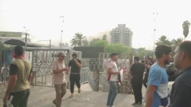 2019 'daki Irak protestolarında Irak hükümetine karşı gösteri yapan kimliği belirsiz kişiler, ayrıca 2019' da Bağdat 'ta Tishreen Devrimi veya Irak İntifadası olarak adlandırıldı.