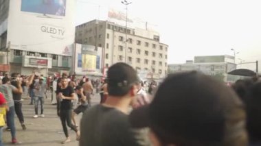 2019 'daki Irak protestolarında Irak hükümetine karşı gösteri yapan kimliği belirsiz kişiler, ayrıca 2019' da Bağdat 'ta Tishreen Devrimi veya Irak İntifadası olarak adlandırıldı.
