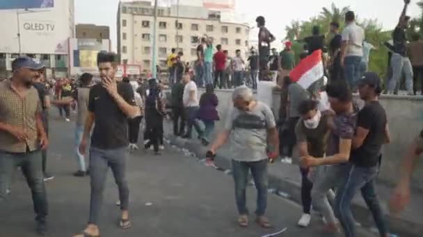 Niezidentyfikowani Ludzie Demonstrujący Przeciwko Irackiemu Rządowi Podczas Irackich Protestów 2019 — Wideo stockowe