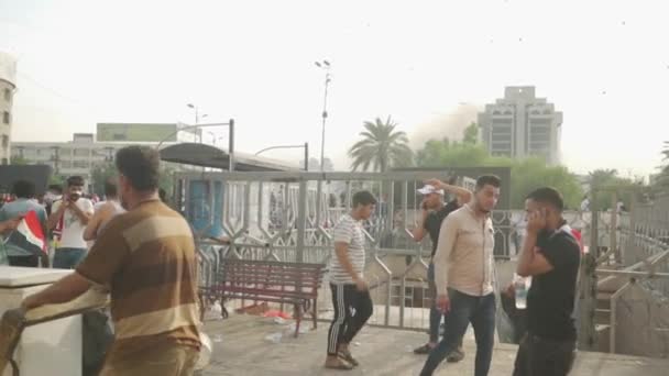 Ongeïdentificeerde Mensen Die Demonstreren Tegen Iraakse Regering Tijdens Iraakse Protesten — Stockvideo
