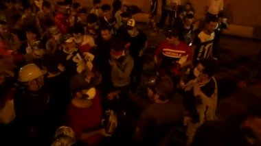 2019 'daki Irak protestolarında Irak hükümetine karşı gösteri yapan kimliği belirsiz kişiler, ayrıca 2019' da Bağdat 'ta Tishreen Devrimi veya Irak İntifadası olarak adlandırıldı.