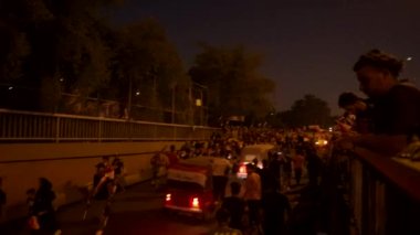 2019 'daki Irak protestolarında Irak hükümetine karşı gösteri yapan kimliği belirsiz kişiler, ayrıca 2019' da Bağdat 'ta Tishreen Devrimi veya Irak İntifadası olarak adlandırıldı.