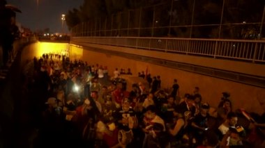 2019 'daki Irak protestolarında Irak hükümetine karşı gösteri yapan kimliği belirsiz kişiler, ayrıca 2019' da Bağdat 'ta Tishreen Devrimi veya Irak İntifadası olarak adlandırıldı.