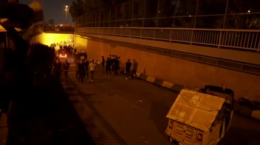 2019 'daki Irak protestolarında Irak hükümetine karşı gösteri yapan kimliği belirsiz kişiler, ayrıca 2019' da Bağdat 'ta Tishreen Devrimi veya Irak İntifadası olarak adlandırıldı.