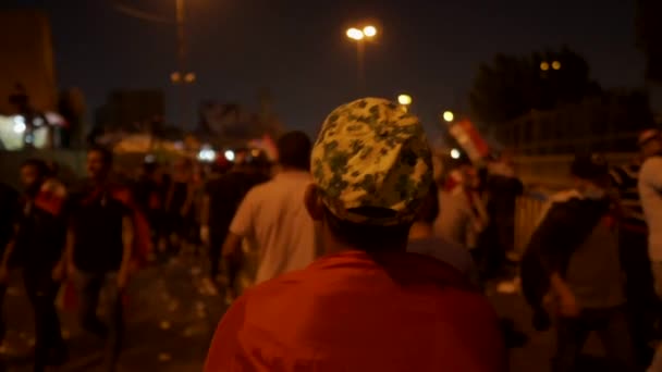 Unbekannte Demonstrieren Gegen Die Irakische Regierung Bei Den Irakischen Protesten — Stockvideo