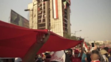 2019 'daki Irak protestolarında Irak hükümetine karşı gösteri yapan kimliği belirsiz kişiler, ayrıca 2019' da Bağdat 'ta Tishreen Devrimi veya Irak İntifadası olarak adlandırıldı.