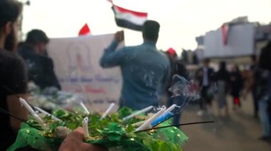 2019 'daki Irak protestolarında Irak hükümetine karşı gösteri yapan kimliği belirsiz kişiler, ayrıca 2019' da Bağdat 'ta Tishreen Devrimi veya Irak İntifadası olarak adlandırıldı.