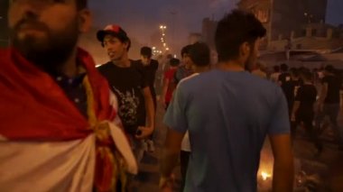 2019 'daki Irak protestolarında Irak hükümetine karşı gösteri yapan kimliği belirsiz kişiler, ayrıca 2019' da Bağdat 'ta Tishreen Devrimi veya Irak İntifadası olarak adlandırıldı.