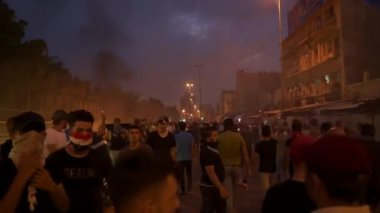 2019 'daki Irak protestolarında Irak hükümetine karşı gösteri yapan kimliği belirsiz kişiler, ayrıca 2019' da Bağdat 'ta Tishreen Devrimi veya Irak İntifadası olarak adlandırıldı.