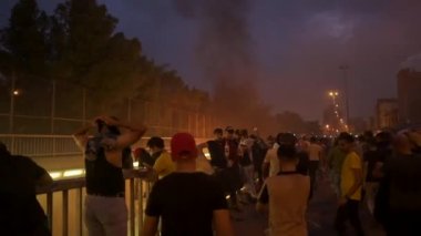 2019 'daki Irak protestolarında Irak hükümetine karşı gösteri yapan kimliği belirsiz kişiler, ayrıca 2019' da Bağdat 'ta Tishreen Devrimi veya Irak İntifadası olarak adlandırıldı.