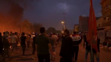 2019 'daki Irak protestolarında Irak hükümetine karşı gösteri yapan kimliği belirsiz kişiler, ayrıca 2019' da Bağdat 'ta Tishreen Devrimi veya Irak İntifadası olarak adlandırıldı.