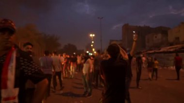 2019 'daki Irak protestolarında Irak hükümetine karşı gösteri yapan kimliği belirsiz kişiler, ayrıca 2019' da Bağdat 'ta Tishreen Devrimi veya Irak İntifadası olarak adlandırıldı.