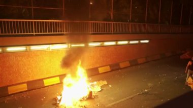 2019 'daki Irak protestolarında Irak hükümetine karşı gösteri yapan kimliği belirsiz kişiler, ayrıca 2019' da Bağdat 'ta Tishreen Devrimi veya Irak İntifadası olarak adlandırıldı.