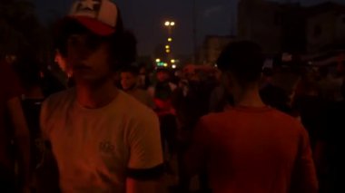 2019 'daki Irak protestolarında Irak hükümetine karşı gösteri yapan kimliği belirsiz kişiler, ayrıca 2019' da Bağdat 'ta Tishreen Devrimi veya Irak İntifadası olarak adlandırıldı.