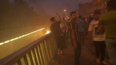 2019 'daki Irak protestolarında Irak hükümetine karşı gösteri yapan kimliği belirsiz kişiler, ayrıca 2019' da Bağdat 'ta Tishreen Devrimi veya Irak İntifadası olarak adlandırıldı.