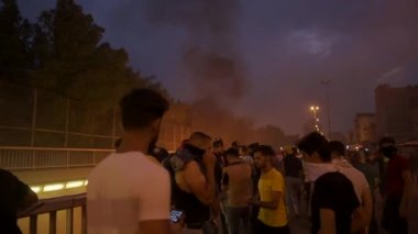 2019 'daki Irak protestolarında Irak hükümetine karşı gösteri yapan kimliği belirsiz kişiler, ayrıca 2019' da Bağdat 'ta Tishreen Devrimi veya Irak İntifadası olarak adlandırıldı.