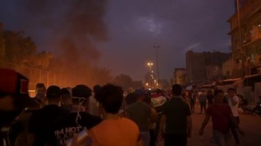2019 'daki Irak protestolarında Irak hükümetine karşı gösteri yapan kimliği belirsiz kişiler, ayrıca 2019' da Bağdat 'ta Tishreen Devrimi veya Irak İntifadası olarak adlandırıldı.