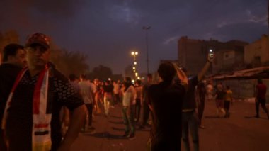 2019 'daki Irak protestolarında Irak hükümetine karşı gösteri yapan kimliği belirsiz kişiler, ayrıca 2019' da Bağdat 'ta Tishreen Devrimi veya Irak İntifadası olarak adlandırıldı.