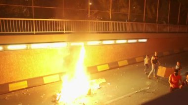 2019 'daki Irak protestolarında Irak hükümetine karşı gösteri yapan kimliği belirsiz kişiler, ayrıca 2019' da Bağdat 'ta Tishreen Devrimi veya Irak İntifadası olarak adlandırıldı.