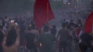 2019 'daki Irak protestolarında Irak hükümetine karşı gösteri yapan kimliği belirsiz kişiler, ayrıca 2019' da Bağdat 'ta Tishreen Devrimi veya Irak İntifadası olarak adlandırıldı.