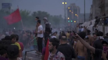 2019 'daki Irak protestolarında Irak hükümetine karşı gösteri yapan kimliği belirsiz kişiler, ayrıca 2019' da Bağdat 'ta Tishreen Devrimi veya Irak İntifadası olarak adlandırıldı.