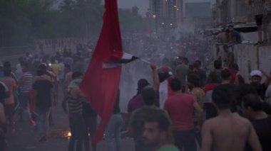 2019 'daki Irak protestolarında Irak hükümetine karşı gösteri yapan kimliği belirsiz kişiler, ayrıca 2019' da Bağdat 'ta Tishreen Devrimi veya Irak İntifadası olarak adlandırıldı.