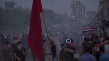 2019 'daki Irak protestolarında Irak hükümetine karşı gösteri yapan kimliği belirsiz kişiler, ayrıca 2019' da Bağdat 'ta Tishreen Devrimi veya Irak İntifadası olarak adlandırıldı.
