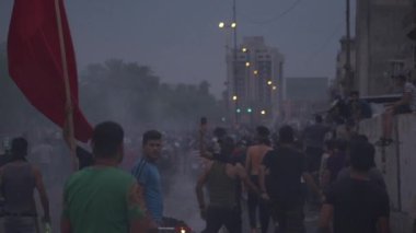 2019 'daki Irak protestolarında Irak hükümetine karşı gösteri yapan kimliği belirsiz kişiler, ayrıca 2019' da Bağdat 'ta Tishreen Devrimi veya Irak İntifadası olarak adlandırıldı.