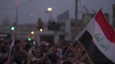 2019 'daki Irak protestolarında Irak hükümetine karşı gösteri yapan kimliği belirsiz kişiler, ayrıca 2019' da Bağdat 'ta Tishreen Devrimi veya Irak İntifadası olarak adlandırıldı.