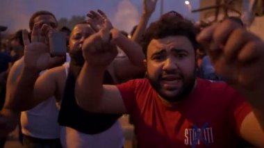 2019 'daki Irak protestolarında Irak hükümetine karşı gösteri yapan kimliği belirsiz kişiler, ayrıca 2019' da Bağdat 'ta Tishreen Devrimi veya Irak İntifadası olarak adlandırıldı.