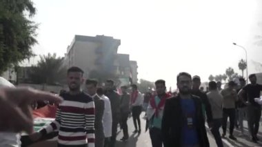 2019 'daki Irak protestolarında Irak hükümetine karşı gösteri yapan kimliği belirsiz kişiler, ayrıca 2019' da Bağdat 'ta Tishreen Devrimi veya Irak İntifadası olarak adlandırıldı.