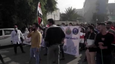 2019 'daki Irak protestolarında Irak hükümetine karşı gösteri yapan kimliği belirsiz kişiler, ayrıca 2019' da Bağdat 'ta Tishreen Devrimi veya Irak İntifadası olarak adlandırıldı.