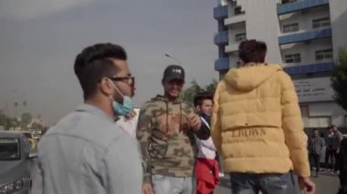 2019 'daki Irak protestolarında Irak hükümetine karşı gösteri yapan kimliği belirsiz kişiler, ayrıca 2019' da Bağdat 'ta Tishreen Devrimi veya Irak İntifadası olarak adlandırıldı.