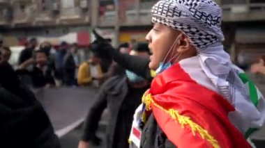 2019 'daki Irak protestolarında Irak hükümetine karşı gösteri yapan kimliği belirsiz kişiler, ayrıca 2019' da Bağdat 'ta Tishreen Devrimi veya Irak İntifadası olarak adlandırıldı.