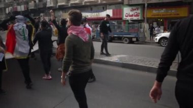 2019 'daki Irak protestolarında Irak hükümetine karşı gösteri yapan kimliği belirsiz kişiler, ayrıca 2019' da Bağdat 'ta Tishreen Devrimi veya Irak İntifadası olarak adlandırıldı.