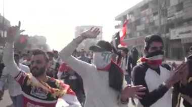 2019 'daki Irak protestolarında Irak hükümetine karşı gösteri yapan kimliği belirsiz kişiler, ayrıca 2019' da Bağdat 'ta Tishreen Devrimi veya Irak İntifadası olarak adlandırıldı.