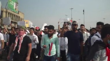 2019 'daki Irak protestolarında Irak hükümetine karşı gösteri yapan kimliği belirsiz kişiler, ayrıca 2019' da Bağdat 'ta Tishreen Devrimi veya Irak İntifadası olarak adlandırıldı.