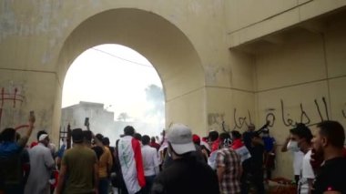 2019 'daki Irak protestolarında Irak hükümetine karşı gösteri yapan kimliği belirsiz kişiler, ayrıca 2019' da Bağdat 'ta Tishreen Devrimi veya Irak İntifadası olarak adlandırıldı.