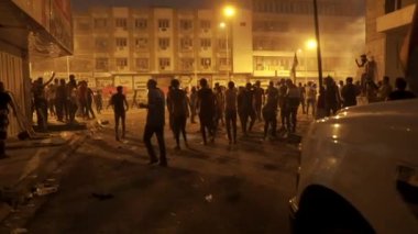 2019 'daki Irak protestolarında Irak hükümetine karşı gösteri yapan kimliği belirsiz kişiler, ayrıca 2019' da Bağdat 'ta Tishreen Devrimi veya Irak İntifadası olarak adlandırıldı.