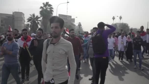 2019 Daki Irak Protestolarında Irak Hükümetine Karşı Gösteri Yapan Kimliği — Stok video