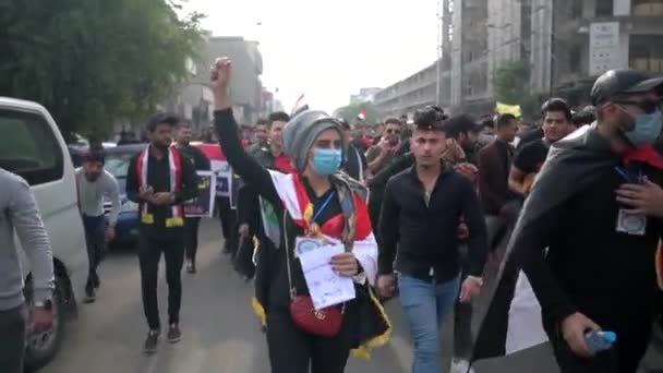 2019 Daki Irak Protestolarında Irak Hükümetine Karşı Gösteri Yapan Kimliği — Stok video