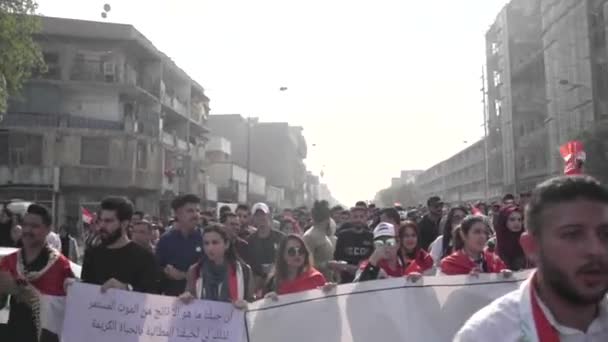 2019 Daki Irak Protestolarında Irak Hükümetine Karşı Gösteri Yapan Kimliği — Stok video