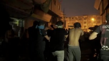 2019 'daki Irak protestolarında Irak hükümetine karşı gösteri yapan kimliği belirsiz kişiler, ayrıca 2019' da Bağdat 'ta Tishreen Devrimi veya Irak İntifadası olarak adlandırıldı.