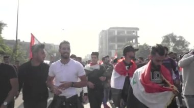 2019 'daki Irak protestolarında Irak hükümetine karşı gösteri yapan kimliği belirsiz kişiler, ayrıca 2019' da Bağdat 'ta Tishreen Devrimi veya Irak İntifadası olarak adlandırıldı.