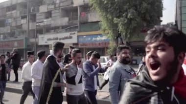 2019 'daki Irak protestolarında Irak hükümetine karşı gösteri yapan kimliği belirsiz kişiler, ayrıca 2019' da Bağdat 'ta Tishreen Devrimi veya Irak İntifadası olarak adlandırıldı.