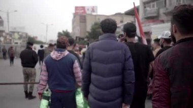 2019 'daki Irak protestolarında Irak hükümetine karşı gösteri yapan kimliği belirsiz kişiler, ayrıca 2019' da Bağdat 'ta Tishreen Devrimi veya Irak İntifadası olarak adlandırıldı.