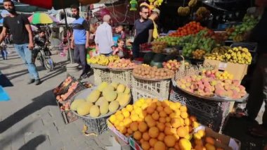 Filistin 'in en büyük şehri olan Gazze Şehri, Batı Şeria' daki bir pazarda kimliği belirsiz kişiler, yaklaşık Ağustos 2021 'de