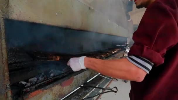 2021年8月左右 身份不明的男子在巴勒斯坦国最大城市加沙市的一个市场上烧烤肉类 — 图库视频影像