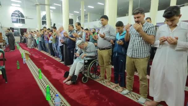 2021年8月左右 在巴勒斯坦国最大城市加沙市的加沙大清真寺 身份不明的人 — 图库视频影像